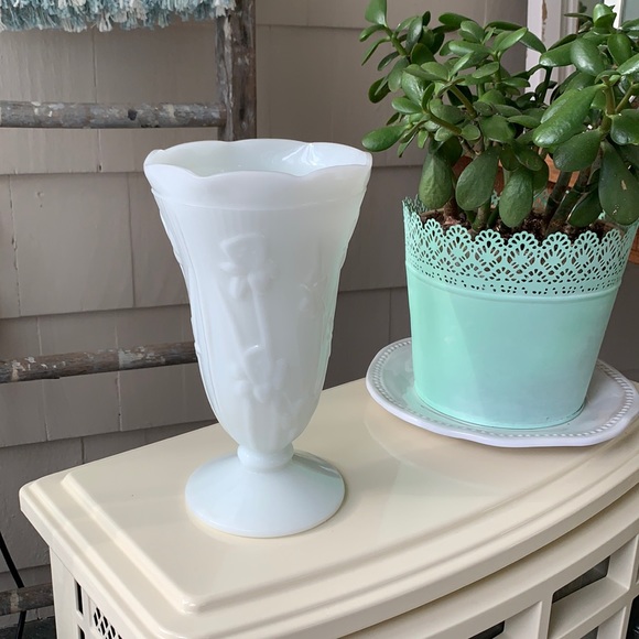 Vintage Jeannette Glass Iris Herringbone Vase